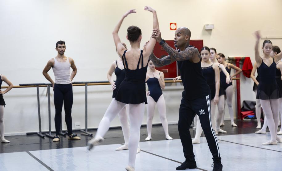 Os alunos da Escola durante as aulas com os bailarinos Elias Bouza e Rafael Bittar, do célebre Grupo Corpo, e com o bailarino Samuel Kavalerski, que já atuou como bailarino do Balé Teatro Guaíra.