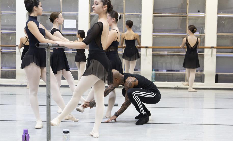 Os alunos da Escola durante as aulas com os bailarinos Elias Bouza e Rafael Bittar, do célebre Grupo Corpo, e com o bailarino Samuel Kavalerski, que já atuou como bailarino do Balé Teatro Guaíra.