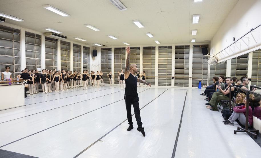 Os alunos da Escola durante as aulas com os bailarinos Elias Bouza e Rafael Bittar, do célebre Grupo Corpo, e com o bailarino Samuel Kavalerski, que já atuou como bailarino do Balé Teatro Guaíra.