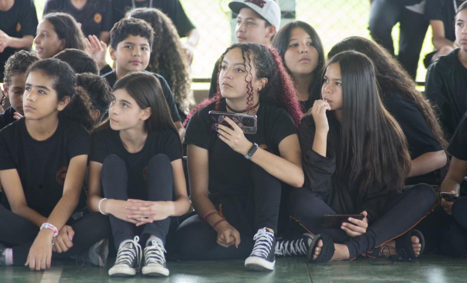 O grupo de dança da EDTG dança no pátio do Colégio Estadual Ipê, diante dos olhoares atentos dos alunos.