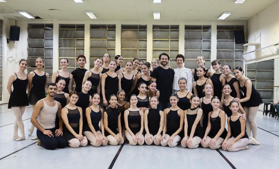 Os alunos da Escola durante as aulas com os bailarinos Elias Bouza e Rafael Bittar, do célebre Grupo Corpo, e com o bailarino Samuel Kavalerski, que já atuou como bailarino do Balé Teatro Guaíra.