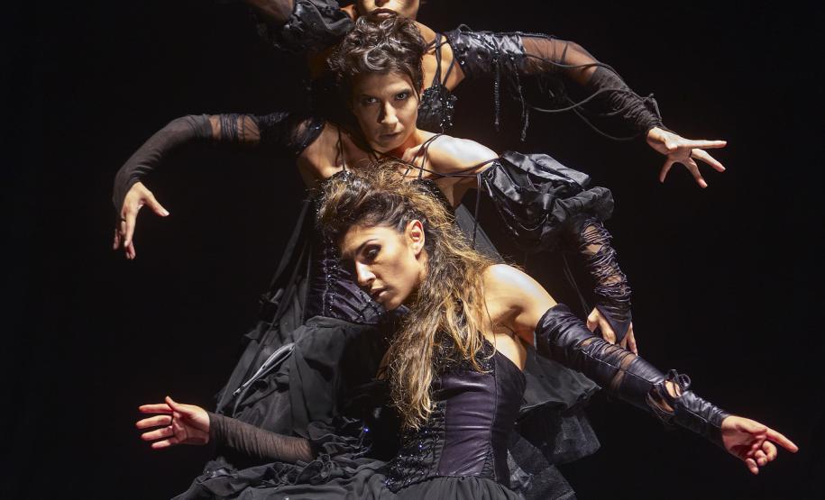 Os bailarinos, em roupa de época, que será o figurino do espetáculo, aparecem nas cenas principais, como o duelo de espadas, ou encenam seus papéis em poses, como as parcas do destino ao redor de Romeu e Julieta.