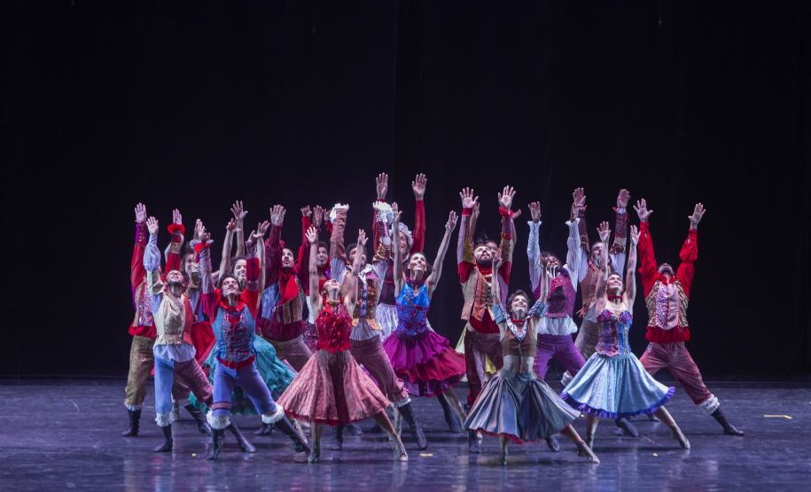 Os bailarinos, em roupa de época, que será o figurino do espetáculo, aparecem nas cenas principais, como o duelo de espadas, ou encenam seus papéis em poses, como as parcas do destino ao redor de Romeu e Julieta.