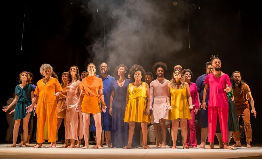 Amar e Mudar as Coisas Interessa Mais - Coro Cênico de Curitiba