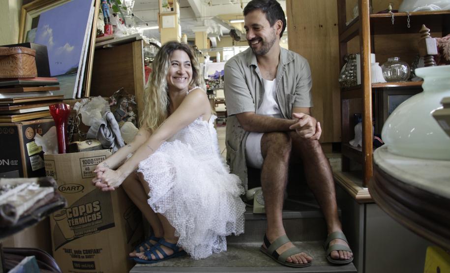 Os atores em cenas da peça.