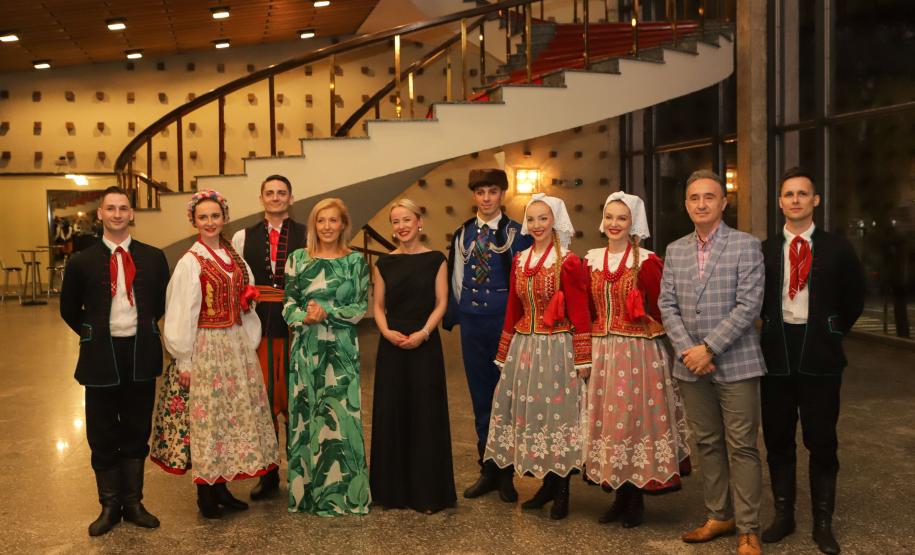 No Teatro Guaíra, em Curitiba, pela primeira vez no Brasil, a Companhia Nacional de Canto e Dança Śląsk, da Polônia, se apresentou ao lado do Balé Teatro Guaíra e do Grupo Polônes do Paraná Wisła.