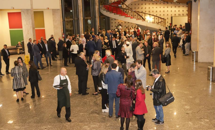 No Teatro Guaíra, em Curitiba, pela primeira vez no Brasil, a Companhia Nacional de Canto e Dança Śląsk, da Polônia, se apresentou ao lado do Balé Teatro Guaíra e do Grupo Polônes do Paraná Wisła.