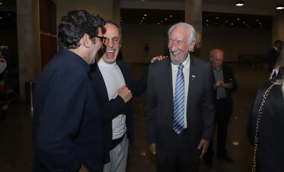 No Teatro Guaíra, em Curitiba, pela primeira vez no Brasil, a Companhia Nacional de Canto e Dança Śląsk, da Polônia, se apresentou ao lado do Balé Teatro Guaíra e do Grupo Polônes do Paraná Wisła.