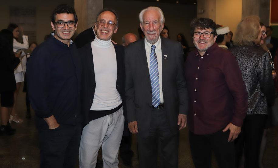 No Teatro Guaíra, em Curitiba, pela primeira vez no Brasil, a Companhia Nacional de Canto e Dança Śląsk, da Polônia, se apresentou ao lado do Balé Teatro Guaíra e do Grupo Polônes do Paraná Wisła.