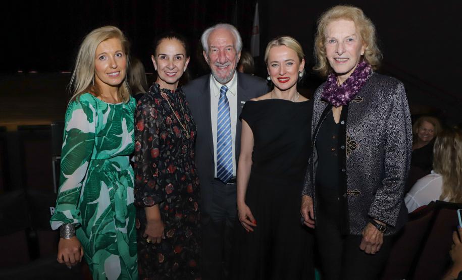 No Teatro Guaíra, em Curitiba, pela primeira vez no Brasil, a Companhia Nacional de Canto e Dança Śląsk, da Polônia, se apresentou ao lado do Balé Teatro Guaíra e do Grupo Polônes do Paraná Wisła.