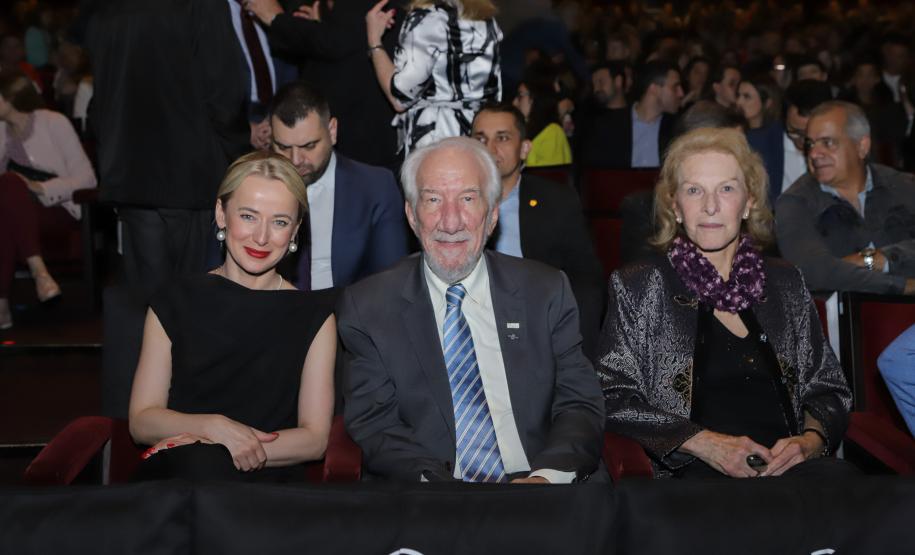 No Teatro Guaíra, em Curitiba, pela primeira vez no Brasil, a Companhia Nacional de Canto e Dança Śląsk, da Polônia, se apresentou ao lado do Balé Teatro Guaíra e do Grupo Polônes do Paraná Wisła.