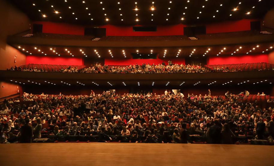 No Teatro Guaíra, em Curitiba, pela primeira vez no Brasil, a Companhia Nacional de Canto e Dança Śląsk, da Polônia, se apresentou ao lado do Balé Teatro Guaíra e do Grupo Polônes do Paraná Wisła.