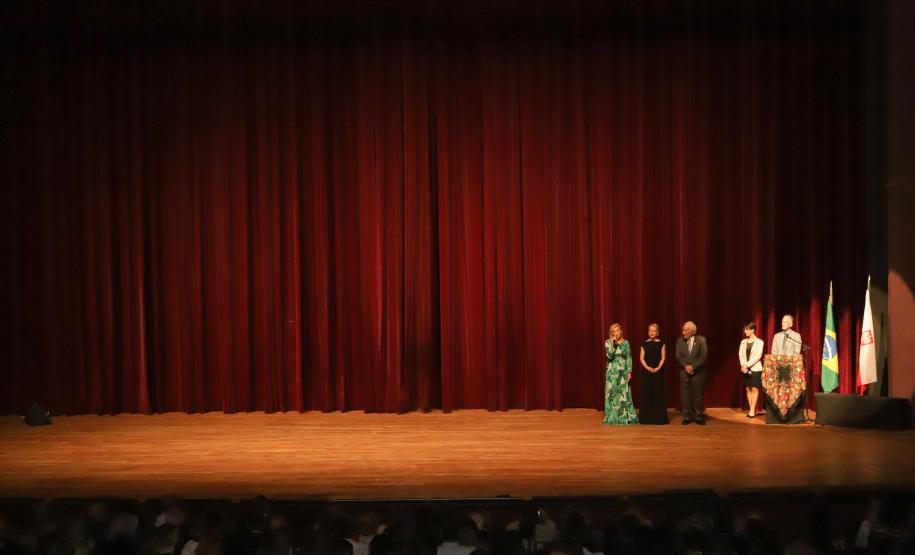 No Teatro Guaíra, em Curitiba, pela primeira vez no Brasil, a Companhia Nacional de Canto e Dança Śląsk, da Polônia, se apresentou ao lado do Balé Teatro Guaíra e do Grupo Polônes do Paraná Wisła.