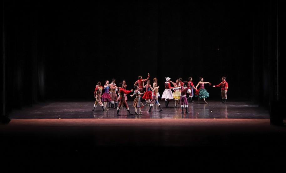 No Teatro Guaíra, em Curitiba, pela primeira vez no Brasil, a Companhia Nacional de Canto e Dança Śląsk, da Polônia, se apresentou ao lado do Balé Teatro Guaíra e do Grupo Polônes do Paraná Wisła.