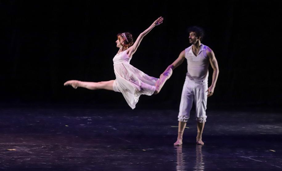 No Teatro Guaíra, em Curitiba, pela primeira vez no Brasil, a Companhia Nacional de Canto e Dança Śląsk, da Polônia, se apresentou ao lado do Balé Teatro Guaíra e do Grupo Polônes do Paraná Wisła.