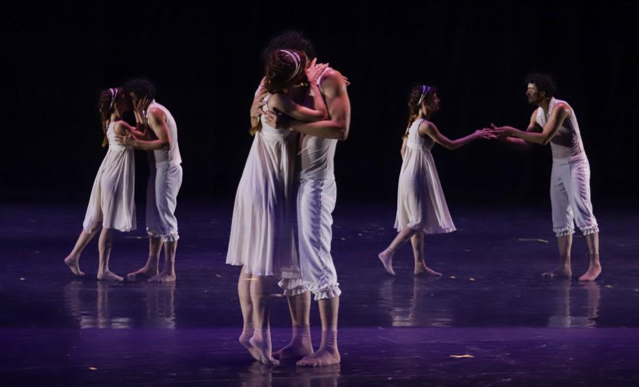 No Teatro Guaíra, em Curitiba, pela primeira vez no Brasil, a Companhia Nacional de Canto e Dança Śląsk, da Polônia, se apresentou ao lado do Balé Teatro Guaíra e do Grupo Polônes do Paraná Wisła.