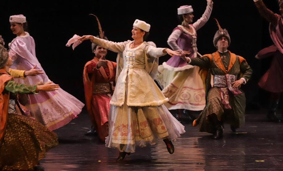 No Teatro Guaíra, em Curitiba, pela primeira vez no Brasil, a Companhia Nacional de Canto e Dança Śląsk, da Polônia, se apresentou ao lado do Balé Teatro Guaíra e do Grupo Polônes do Paraná Wisła.