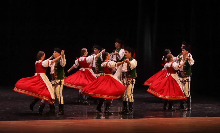 No Teatro Guaíra, em Curitiba, pela primeira vez no Brasil, a Companhia Nacional de Canto e Dança Śląsk, da Polônia, se apresentou ao lado do Balé Teatro Guaíra e do Grupo Polônes do Paraná Wisła.