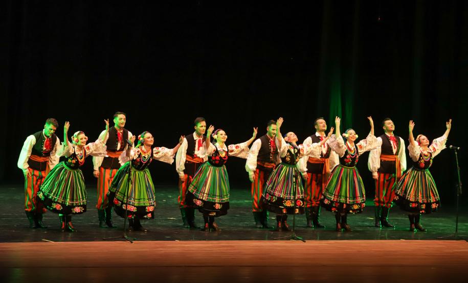 No Teatro Guaíra, em Curitiba, pela primeira vez no Brasil, a Companhia Nacional de Canto e Dança Śląsk, da Polônia, se apresentou ao lado do Balé Teatro Guaíra e do Grupo Polônes do Paraná Wisła.