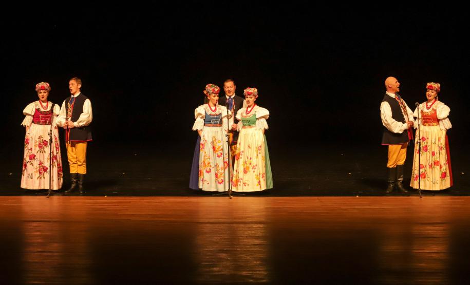 No Teatro Guaíra, em Curitiba, pela primeira vez no Brasil, a Companhia Nacional de Canto e Dança Śląsk, da Polônia, se apresentou ao lado do Balé Teatro Guaíra e do Grupo Polônes do Paraná Wisła.