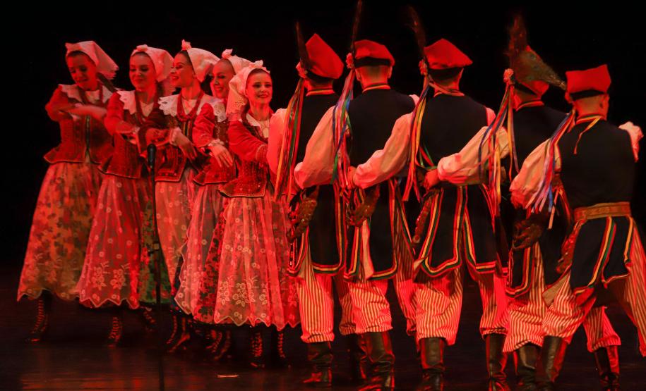 No Teatro Guaíra, em Curitiba, pela primeira vez no Brasil, a Companhia Nacional de Canto e Dança Śląsk, da Polônia, se apresentou ao lado do Balé Teatro Guaíra e do Grupo Polônes do Paraná Wisła.