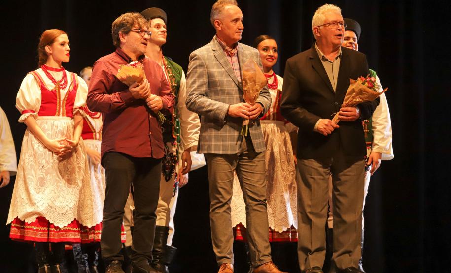 No Teatro Guaíra, em Curitiba, pela primeira vez no Brasil, a Companhia Nacional de Canto e Dança Śląsk, da Polônia, se apresentou ao lado do Balé Teatro Guaíra e do Grupo Polônes do Paraná Wisła.
