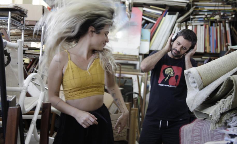 Os atores em cenas da peça.