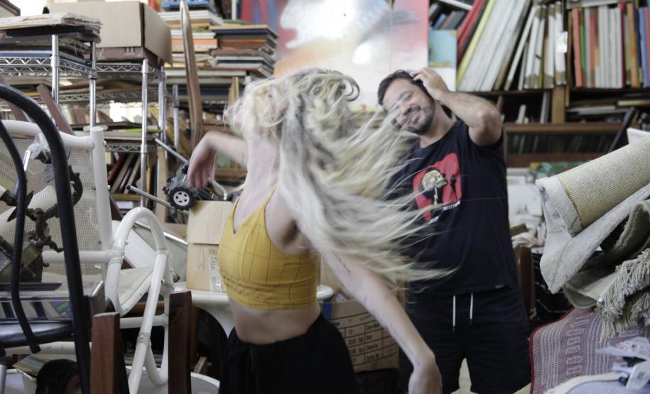 Os atores em cenas da peça.