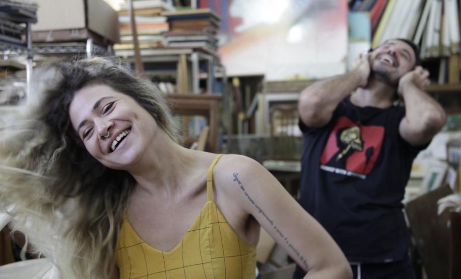 Os atores em cenas da peça.