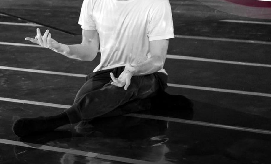 Samuel Kavalerski iniciou seus estudos em dança em Francisco Beltrão, no Sudoeste do Estado e deu continuidade à formação na Escola do Teatro Guaíra (Curitiba), atuando como bailarino contratado pelo Centro Cultural Teatro Guaíra