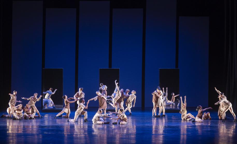 Alunos e alunas da Escola de Dança no palco do Guairão.