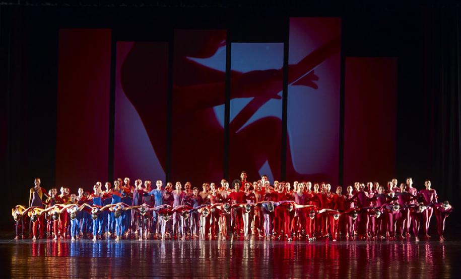 Alunos e alunas da Escola de Dança no palco do Guairão.