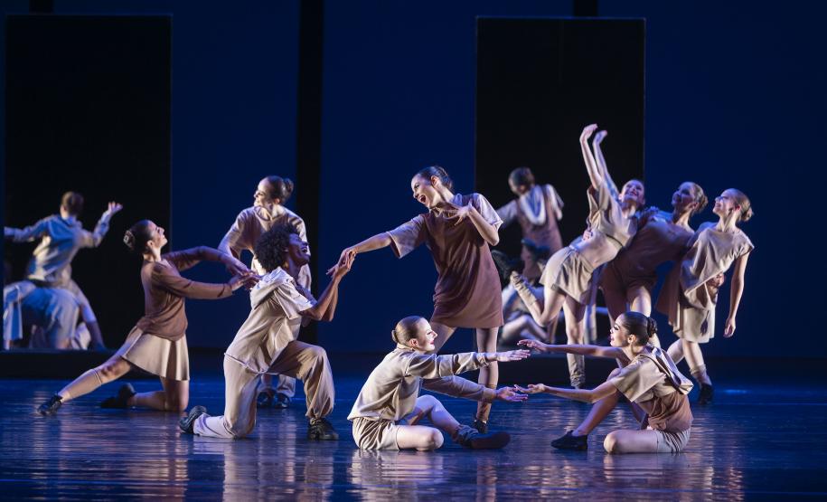 Alunos e alunas da Escola de Dança no palco do Guairão.