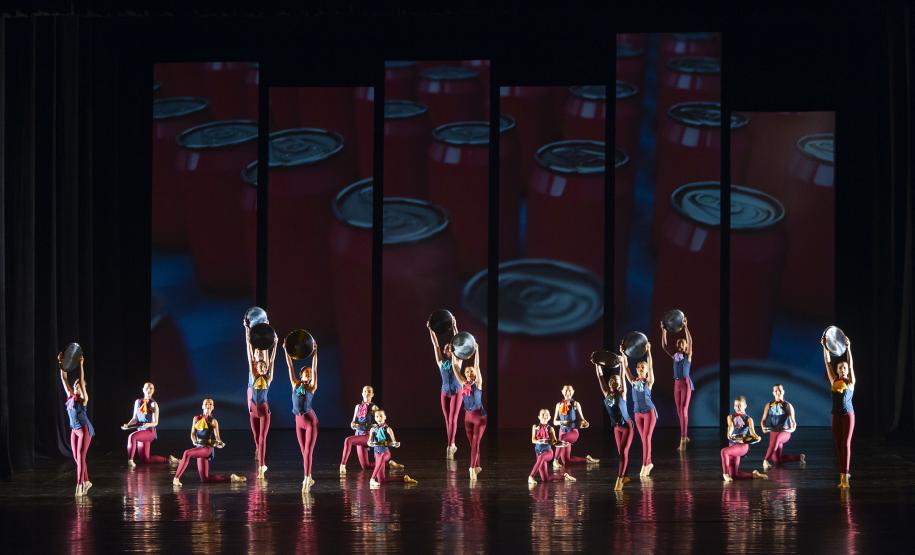Alunos e alunas da Escola de Dança no palco do Guairão.