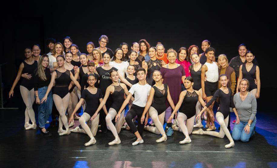 Mães e bailarinas e bailarinso da Escola se posicionam para registro.