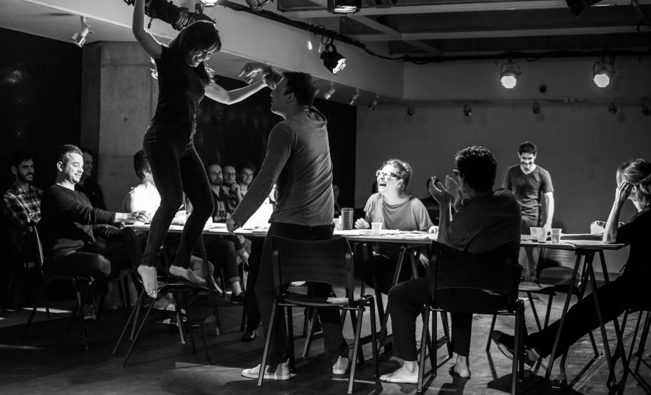 Personagens reunidos numa mesa