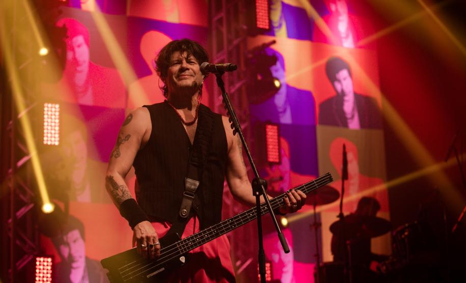 Paulo Ricardo em shows. O palco possui iluminação colorida. Em uma das fotos o artista canta, e nas outras toca baixo.
