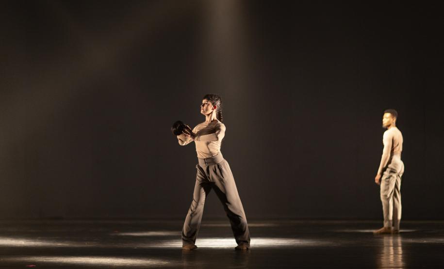 Bailarinos em formação durante as coreografias citadas.