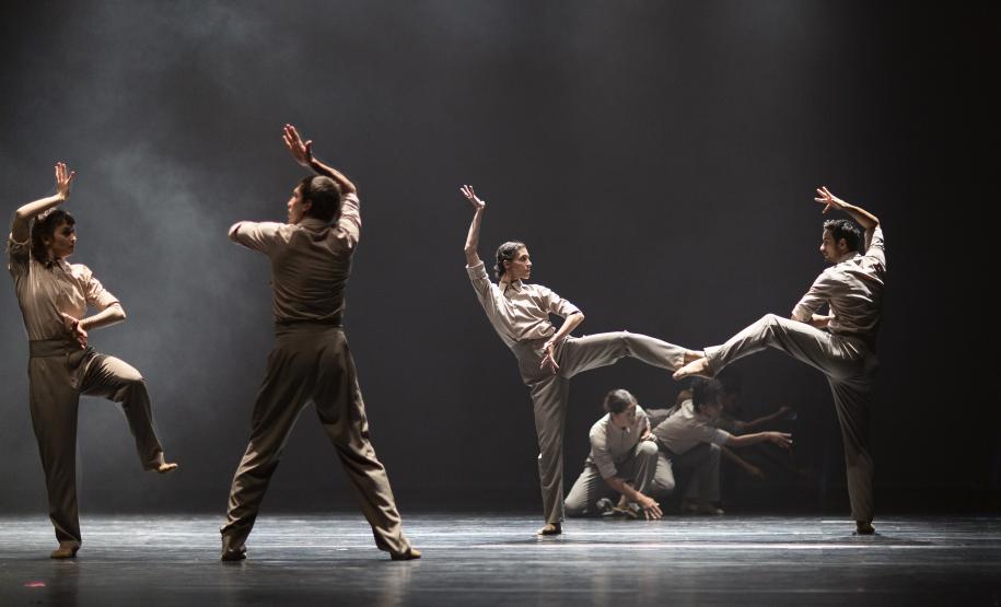 Bailarinos em formação durante as coreografias citadas.