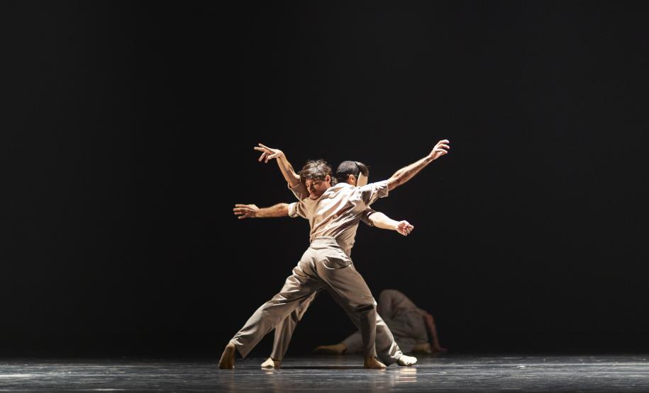 Bailarinos em formação durante as coreografias citadas.