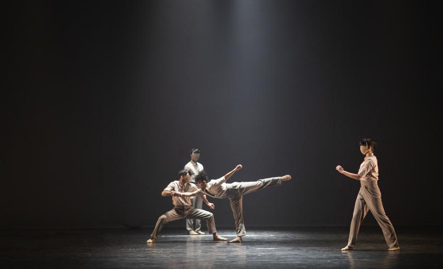 Bailarinos em formação durante as coreografias citadas.