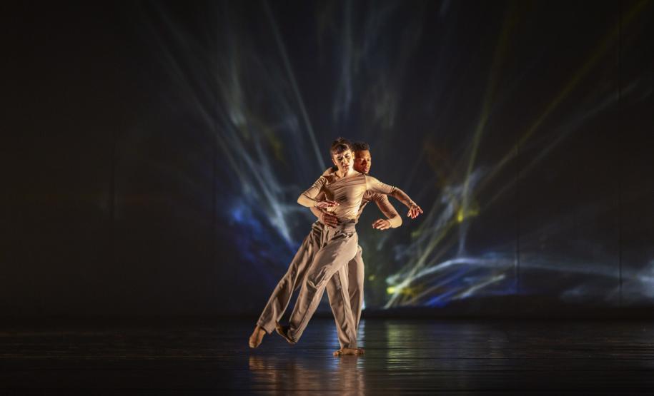 Bailarinos em formação durante as coreografias citadas.