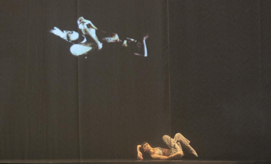 Bailarinos em formação durante as coreografias citadas.