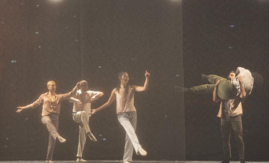 Bailarinos em formação durante as coreografias citadas.