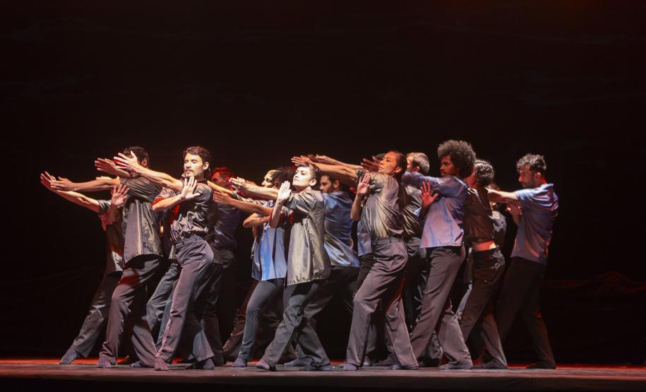 Bailarinos em formação durante as coreografias citadas.
