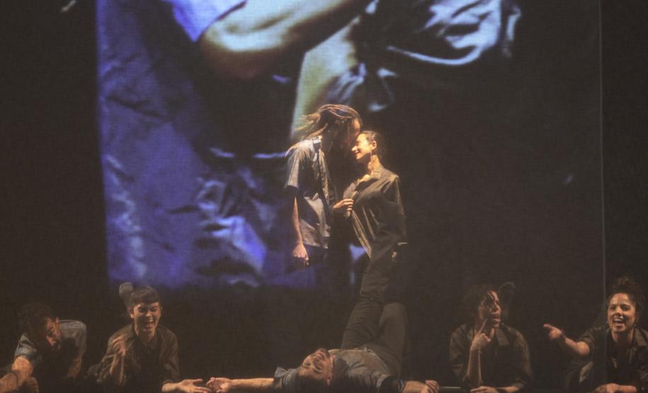 Bailarinos em formação durante as coreografias citadas.