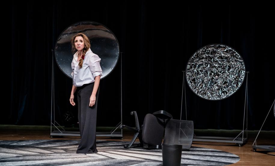 Marisa Orth à esquerda do cenário