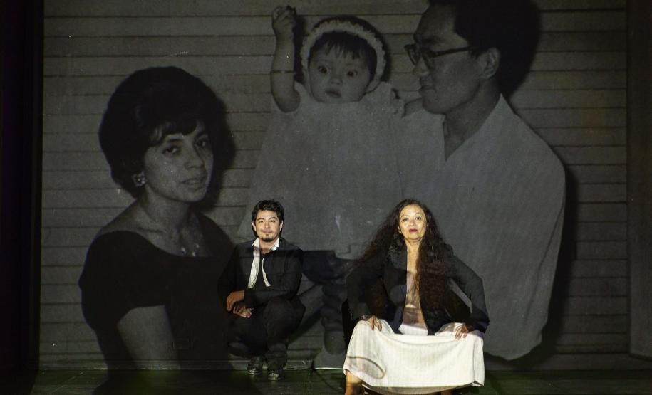 Encenação de Sobrevivente, com projeção ao fundo