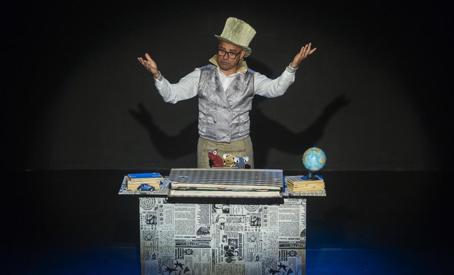 As fotos mostram as apresentações de várias modalidades do teatro de bonecos no Festival, com as crianças lotando as sessões e fazendo foto no boneco gigante e coloorido em frente ao Teatro Guaíra.