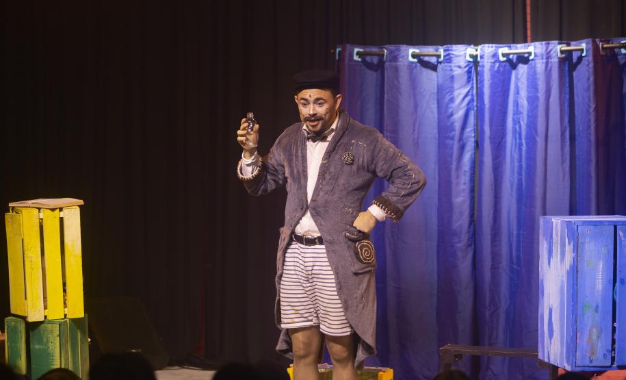 As fotos mostram as apresentações de várias modalidades do teatro de bonecos no Festival, com as crianças lotando as sessões e fazendo foto no boneco gigante e coloorido em frente ao Teatro Guaíra.